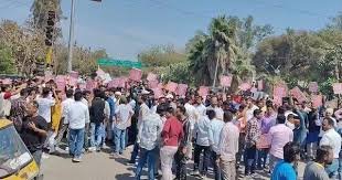 मऊगंज हिंसा के विरोध में रीवा बंद,ब्राह्मण और राजपूत संगठनों ने किया प्रदर्शन, सड़क पर बैठकर की नारेबाजी…