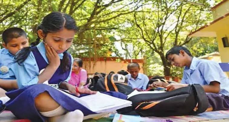 कक्षा 5 और 7 के 25 छात्रों ने खुद को इस धारदार वस्तु से काटा, न खेलनें दें बच्चों को जानलेवा गेम…