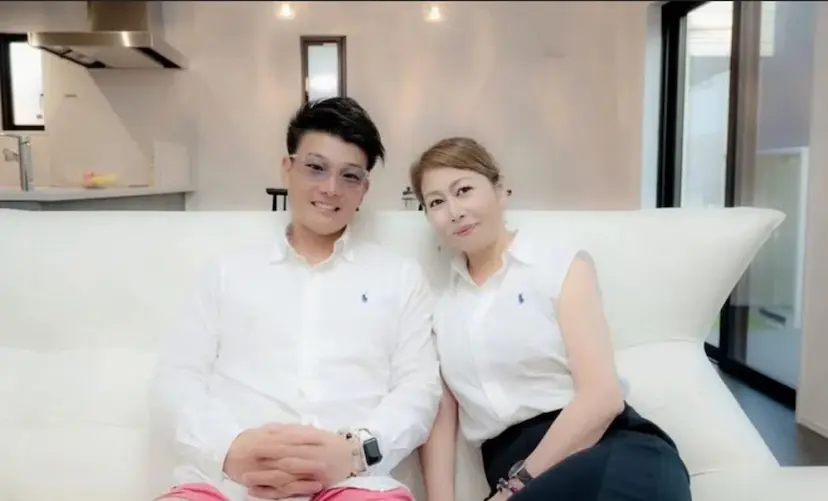 स्कूल में जिसके साथ पढ़ता था शख्स उसकी ही माँ से कर ली शादी, बना अपनी ही क्लासमेट का ‘पिता…