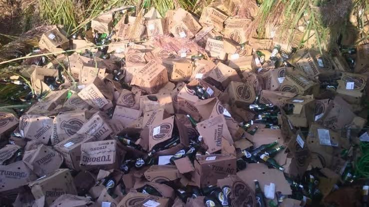 प्रदेश में पियक्कड़ों की मौज ट्रक पलटा तो मच गई बीयर लूटने की ऐसी होड़…