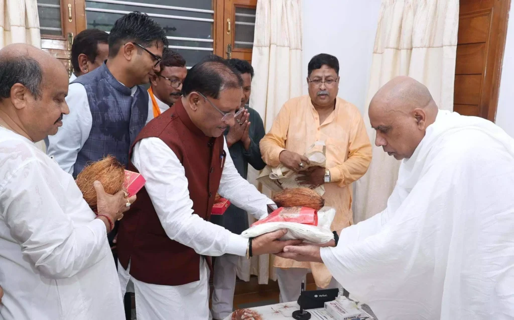अघोर गुरुपीठ में CM विष्णुदेव साय ने गुरु दर्शन किए,लिया आशीर्वाद