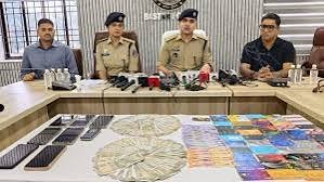 1 करोड़ से ज्यादा का सायबर फ्रॉड, पुलिस की बड़ी कार्रवाई, अब तक 6 गिरफ्तार, 70 डेबिट क्रेडिट कार्ड बरामद