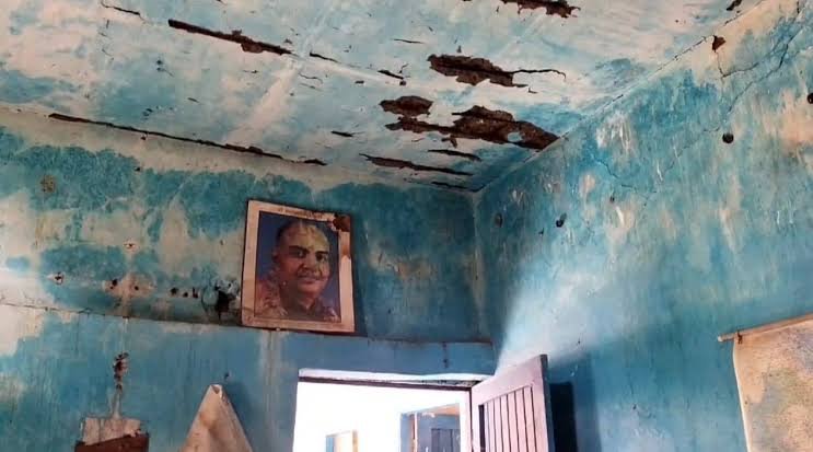 जान जोखिम में डाल जर्जर भवन में अपना भविष्य गढ़ रहे हैं बच्चें, पढ़िए खास रिपोर्ट…