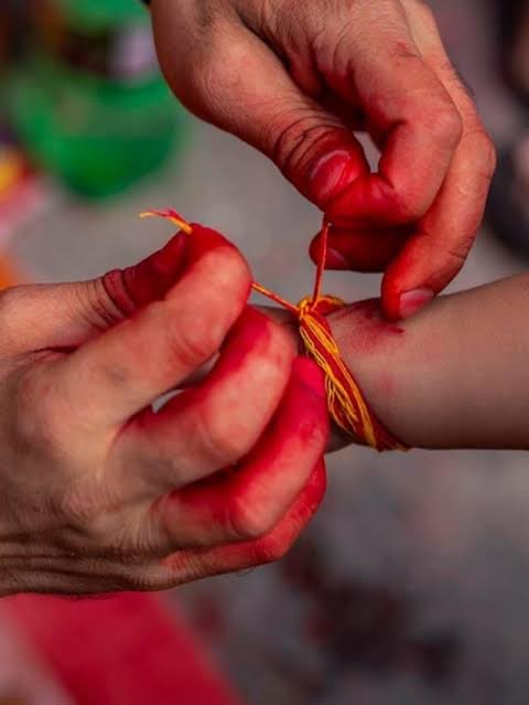 आखिर कलावे को हाथ में कितनी बार लपेटना होता है शुभ जानें बांधने का सही तरीका…