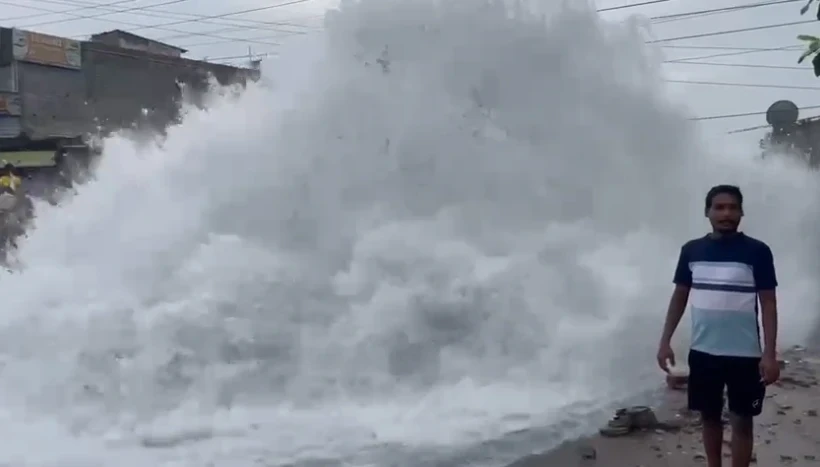 CG: रिंग रोड पर चित्रकोट जैसा नजारा, फटे पाइप ने बनाया झरना, सेल्फी के लिए उमड़े लोग