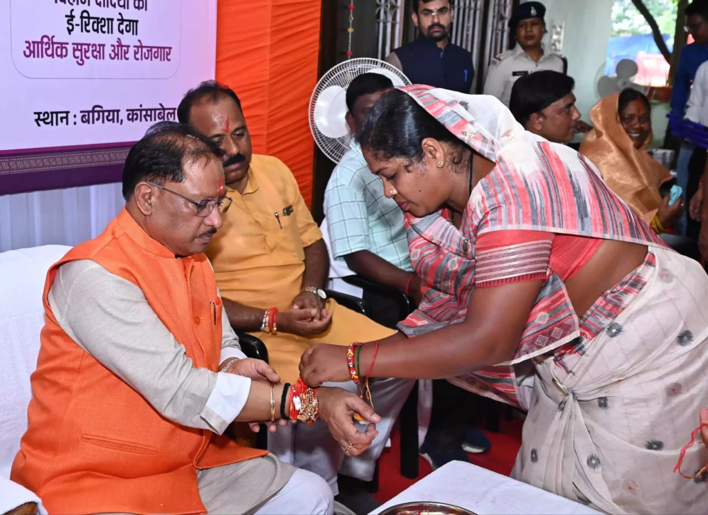 सीएम साय को जशपुर की बहनों ने बांधी राखी, साय की कलाई पर राखी बांधी और उनके दीर्घायु की कामना की