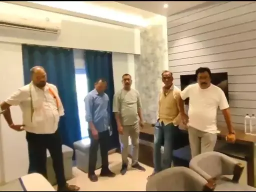 CG: होटल मयूर में जुआ खेल रहे लोग गिरफ्तार, कांग्रेस जिला पंचायत सदस्य और व्यापारी शामिल