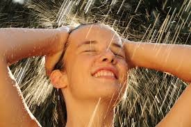 बरसात में बालों और त्वचा का इस तरह रखें खास ख्याल, वरना हो सकती हैं गंभीर समस्याएं