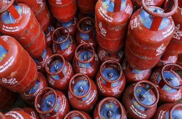 LPG सिलेंडर को लेकर केंद्र सरकार के दो बड़े फैसले: तेल कंपनियों को मिलेगा मुआवजा, 9 सिलेंडरों पर ही मिलेगी सब्सिडी …
