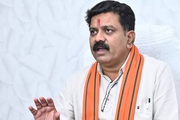 डिप्टी सीएम का बड़ा बयान स्वदेशी वस्तुओं को बढ़ावा, रास-गरबा विवाद और कांग्रेस-NSUI धरने पर कड़ी प्रतिक्रिया…