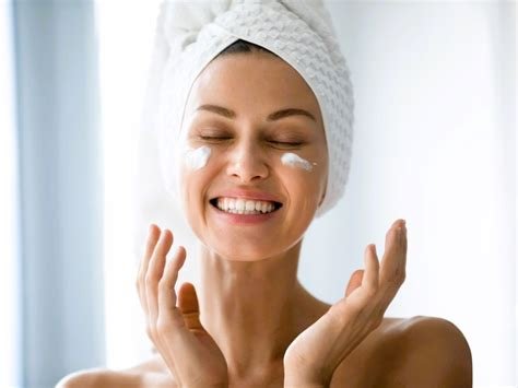 सर्दियों में नहाने के बाद त्वचा में लगता है रूखापन, तो अप्लाई करें ये तेल…