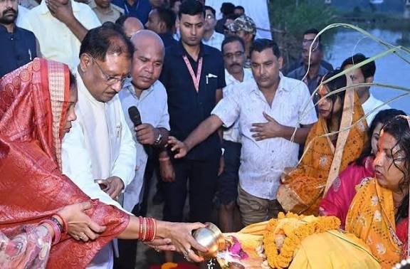 सीएम साय ने दुलदुला छठ घाट में सूर्य को दिया अर्घ्य प्रदेश की सुख-समृद्धि और खुशहाली की कामना की…