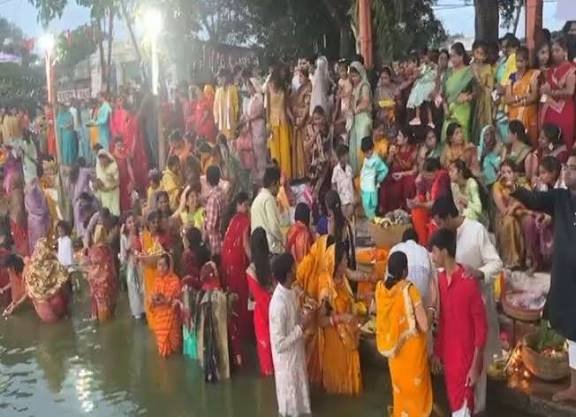 यहां पर छठ महापर्व की भव्य छटा महावीर तालाब के घाटों पर उमड़ी आस्था की भीड़…