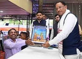 जनदर्शन में अद्भुत दृश्य भिलाई निवासी व्यक्ति ने मुख्यमंत्री सायं को भेंट की संगमरमर पर बनी प्रधानमंत्री की सूक्ष्म प्रतिमा…