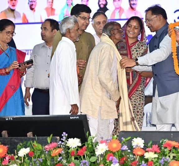 विशेष लेख वरिष्ठ नागरिकों के सम्मान, सुरक्षा और कल्याण के लिए प्रतिबद्ध प्रदेश का आदर्श मॉडल…