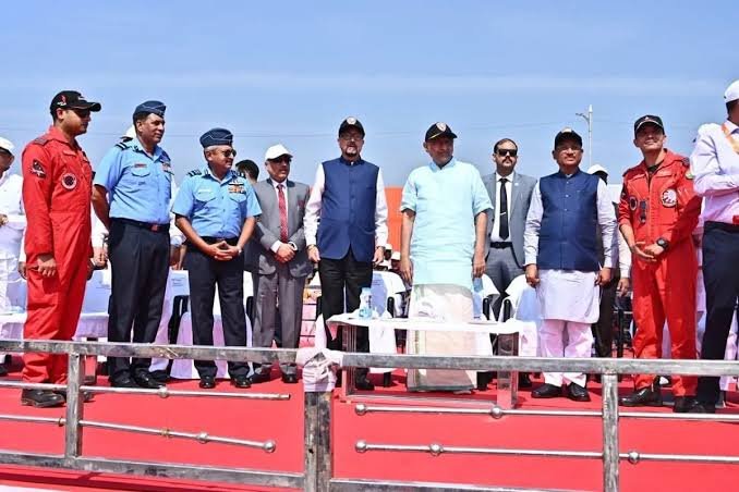 राज्य राज्योत्सव पर वायु सेना की टीम का रोमांचक एयर शो, सेंध जलाशय के ऊपर आसमां में गूंजा ‘जय जोहार’ और ‘छत्तीसगढ़िया सबले बढ़िया’…