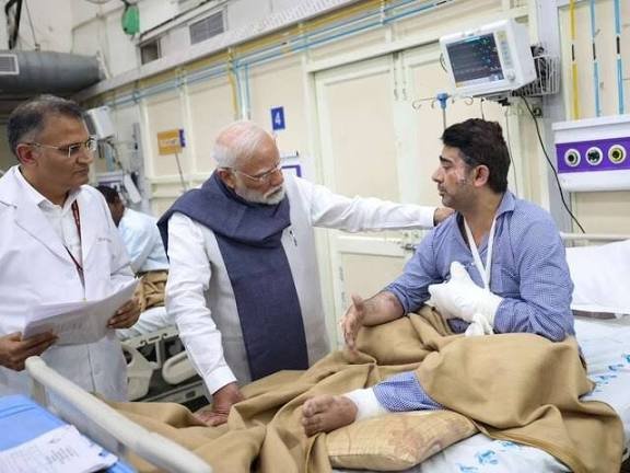 दिल्ली कार ब्लास्ट में घायलों से मिले PM,भूटान से लौटते ही पहुंचे अस्पताल…