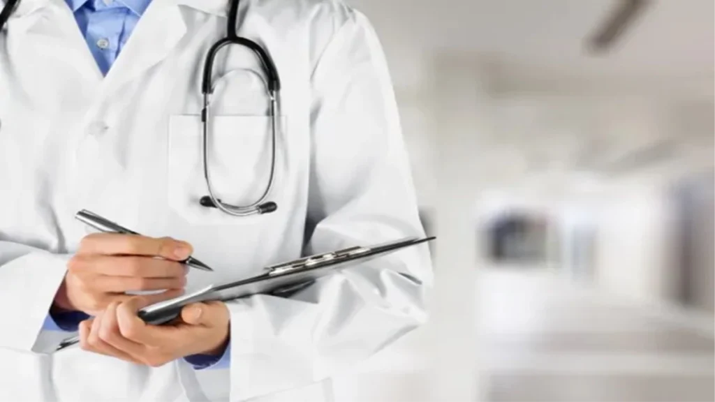 बिना जानकारी प्राइवेट अस्पतालों में सेवा देने वाले सरकारी डॉक्टरों पर गिरेगी गाज, पकड़े जाने पर होगी…