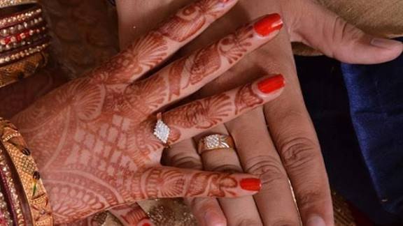 आखिर क्यों शादी की अंगूठी पहनी जाती है चौथी उंगली में, जानें वजह, और गहरा कनेक्शन…