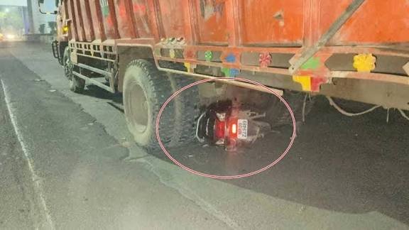 एक बार फिर ट्रक का कहर, अकाउंटेंट को इतने मीटर तक घसीटते हुए ले गया लोग चिल्लाए तब ड्राइवर ने…