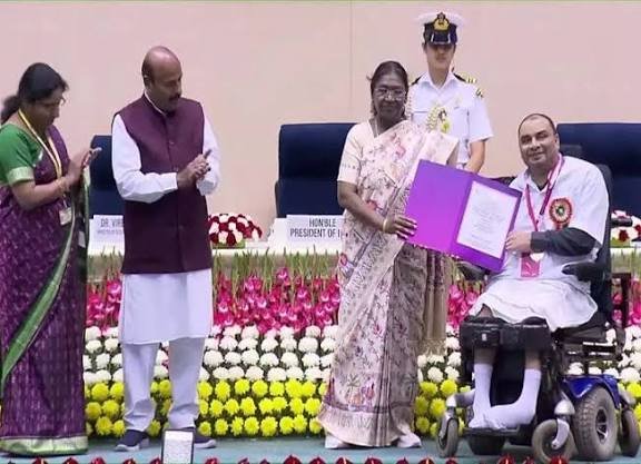 राष्ट्रीय सम्मान से सम्मानित हुए कुरुद के बसंत साहू राष्ट्रपति ने दिया ‘सर्वश्रेष्ठ दिव्यांगजन कलाकार’ पुरस्कार….