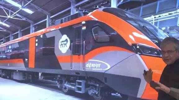 इस दिन से ट्रैक पर दौड़ेगी पहली वंदे भारत स्लीपर ट्रेन, पीएम मोदी करेंगे उद्घाटन, 6 नई अमृत भारत एक्सप्रेस की भी लॉन्चिंग…