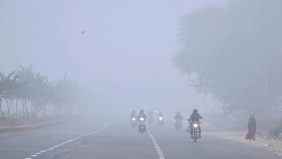 देशभर में कड़ाके की ठंड इन 4 राज्यों में शीतलहर का ऑरेंज अलर्ट, 17 राज्यों में येलो अलर्ट, कोहरे ने बढ़ाई मुश्किलें…