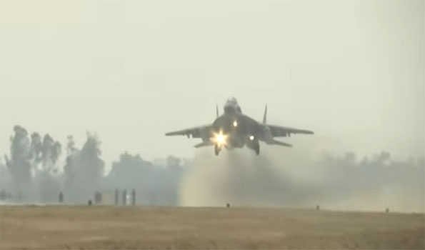 चीन सीमा के पास हाईवे पर उतरे 16 फाइटर जेट, PM ने किया एयरस्ट्रिप का उद्घाटन…