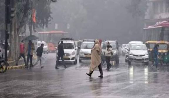 आज का मौसम दिल्ली-NCR में सर्दी का ‘डबल अटैक’, इस राज्य में बारिश का अलर्ट, पहाड़ों पर होगी बर्फबारी…