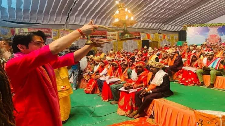 बागेश्वर धाम में 302 कन्याओं के विवाह महोत्सव में सीएम ने निभाई हल्दी की रस्म, संतों का भी लिया आशीर्वाद…