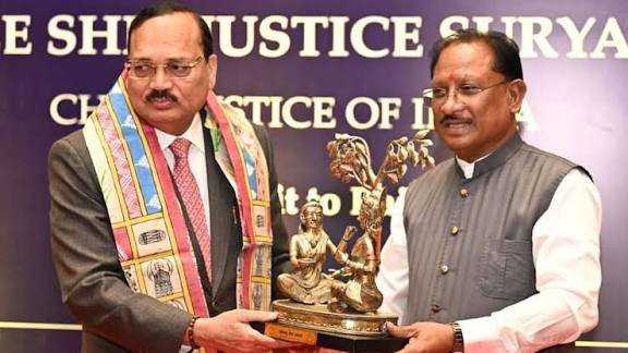 प्रदेश पहुंचे मुख्य न्यायाधीश सूर्यकांत, सीएम साय ने किया गरिमामय स्वागत…