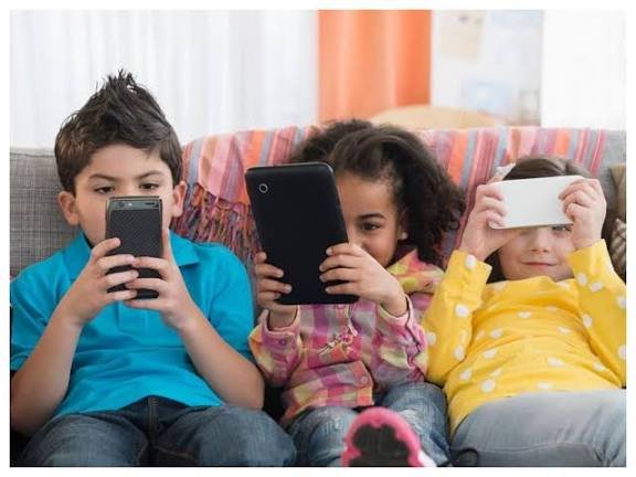 आखिर क्या भारत 15 साल तक के बच्चों के लिए सोशल मीडिया बैन करेगा मैक्रों की सलाह पर छिड़ी ये बहस…