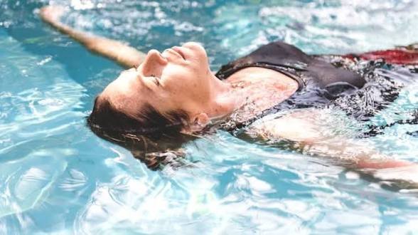 सिर्फ पानी से होगा इलाज इन 5 बीमारियों का काल है हाइड्रोथेरेपी, बस बदल लें नहाने का ये तरीका…