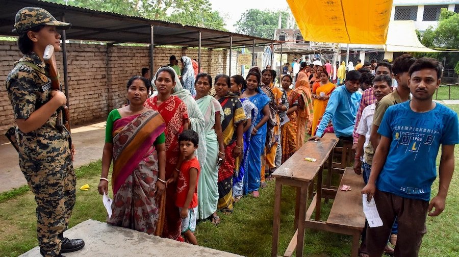 बंगाल-तमिलनाडु में बंपर वोटिंग, क्या सत्ता परिवर्तन की ओर हैं राज्य…