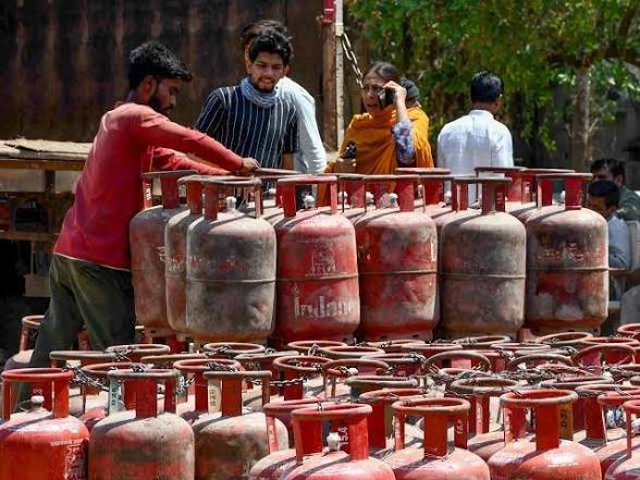 LPG सप्लाई पर बड़ा अपडेट; भारत का घरेलू गैस उत्पादन हुआ इतना कम, आयात भी घटकर हुआ आधा.. जाने क्या है वजह…
