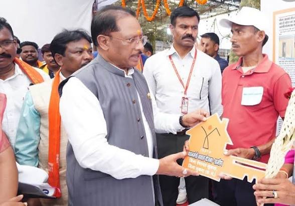 सिलगेर के माड़वी कोसा ने अपने हाथों से बनाया अपना घर, सीएम ने सौंपी खुशियों की चाबी…