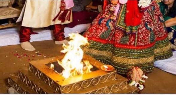 सात फेरों के साथ जलते अंगारों पर चलकर विवाह की रस्में पूरी, चर्चा का विषय…
