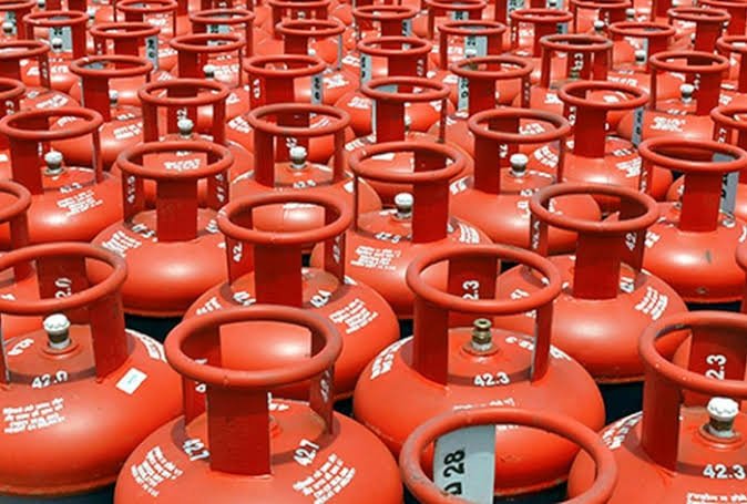 LPG गैस पर महंगाई का बम आज 1 अप्रैल को फूटा मंहगाई का बम कमर्शियल सिलेंडर 200 रुपये महंगा होकर इतने के पार…