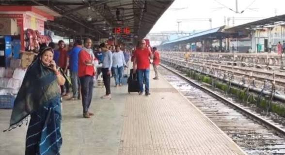 ट्रेन के लेटलतीफी से यात्री हुए बेहाल, रेलवे के दावों की खुली पोल…