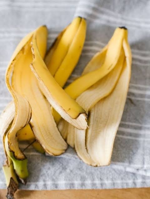 केले के छिलके का ये सीक्रेट इस्तेमाल आपको बना देगा जवां अब महंगे फेशियल भी हो जाएंगे फेल…