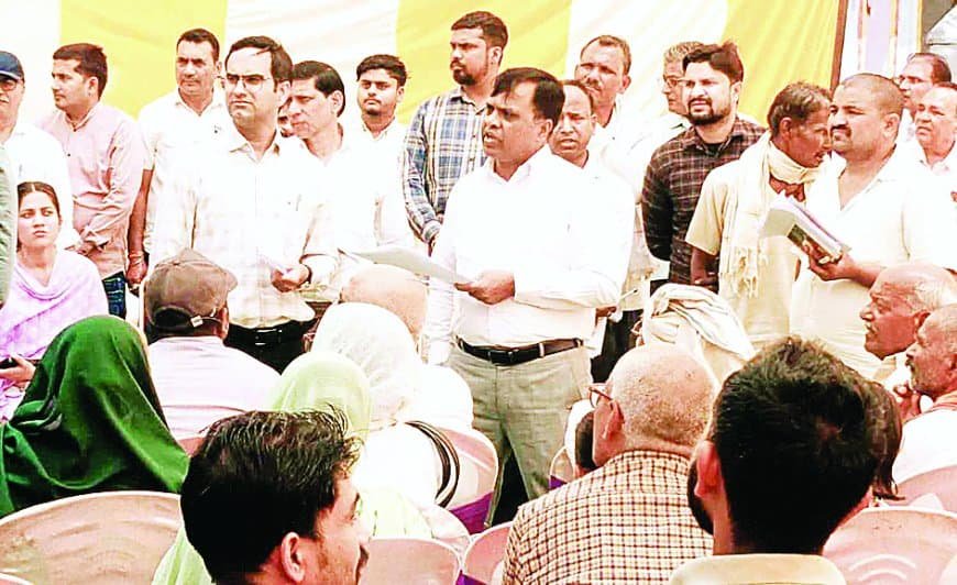 रीवा कलेक्टर के निरीक्षण से अफसरों में मचा ये हड़कंप बस से गांव पहुंचे कलेक्टर…