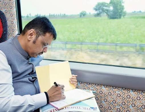 पीएम मोदी की अपील पर अमल, सीएम ने वंदे भारत ट्रेन से किया सफर…