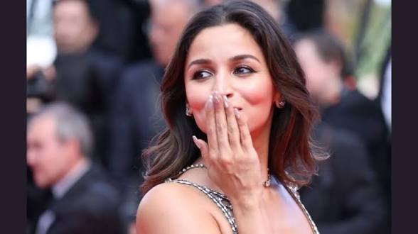 केवल स्कीनकेयर नहीं बल्कि ये देसी चीज आलिया भट्ट के ग्लोइंग स्कीन का सीक्रेट…