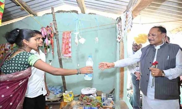 जब मुख्यमंत्री रुके एक छोटी-सी किराना दुकान पर और सामने थी बदलाव की ये बड़ी कहानी…