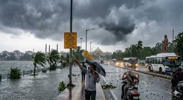 आज 19 राज्यों में आंधी-बारिश का अलर्ट, इन इलाकों में 70 किमी प्रति घंटे की रफ्तार से चलेंगी हवाएं…