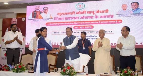 मुख्यमंत्री के हाथों मेधावी छात्रा को मिली इतने लाख रुपये की सहायता…