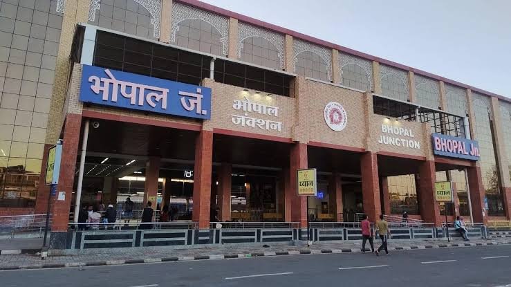 प्रदेश के रेलवे स्टेशनों पर अब ‘ड्राइव-इन सिनेमा’ का रोमांच, अमृत भारत योजना से बदलेगी इन 15 स्टेशनों की तस्वीर…