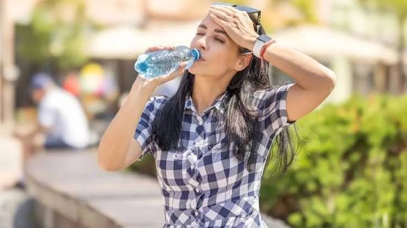 क्या आप भी पी रहे हैं पर्याप्त पानी ये 6 संकेत बताएंगे शरीर में डिहाइड्रेशन के लक्षण…