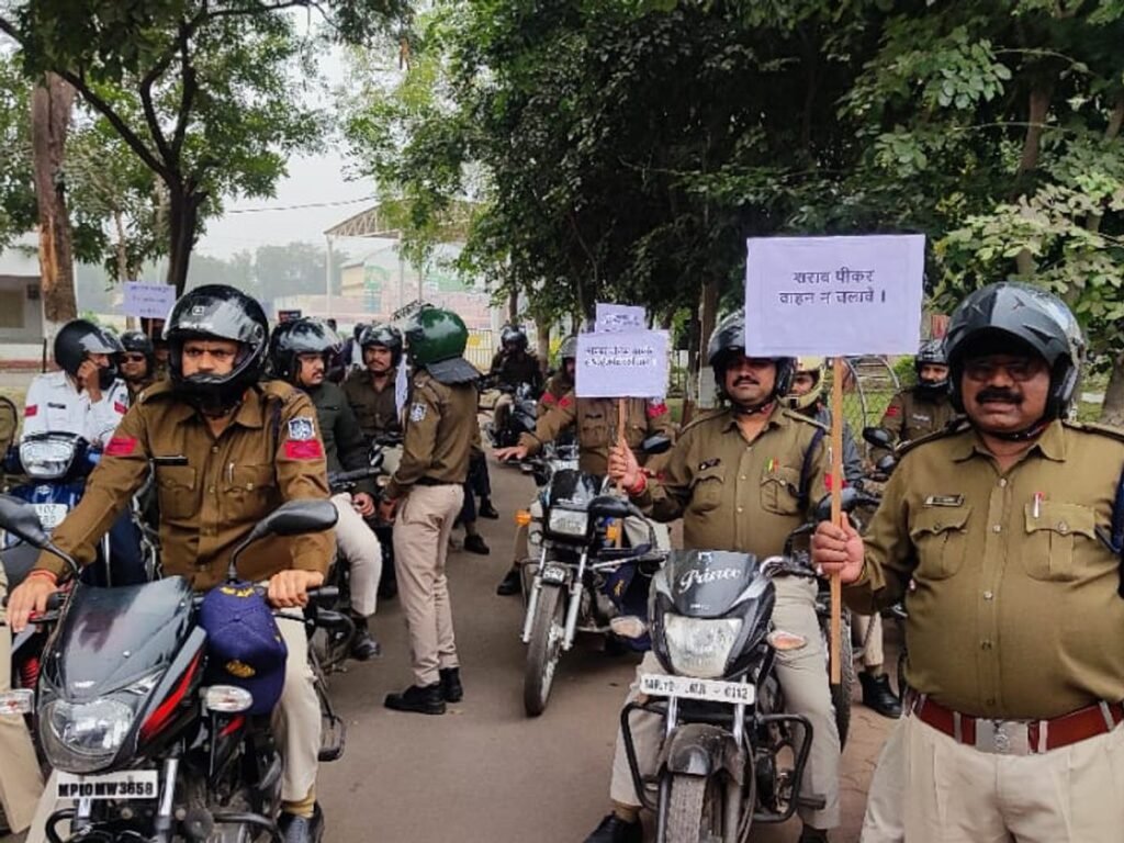 हेलमेट पहनने का दिया संदेश, पुलिस ने जनजागरूकता रथ के साथ निकाली जागरूकता रैली…