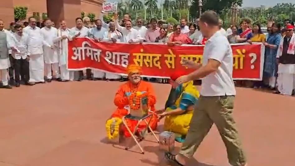 संसद परिसर में विपक्ष का अनोखा प्रदर्शन, पुजारी बने पप्पू यादव राहुल गांधी ने चढ़ाया चंदा, फिर दानपात्र लेकर भागे ये…
